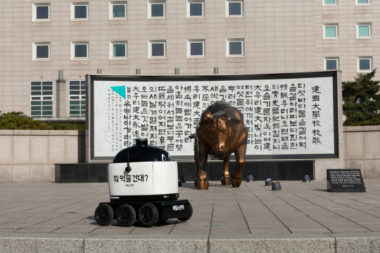 지난해 11월 건국대학교 서울캠퍼스에서 진행한 실외 자율주행 배달로봇 '딜리드라이브' 테스트 전경.    SK텔레콤 제공